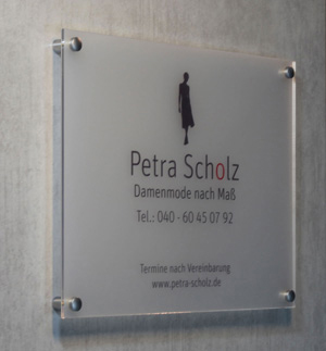 Werbeschild aus PLEXIGLAS® - Maatelier und Schneiderei